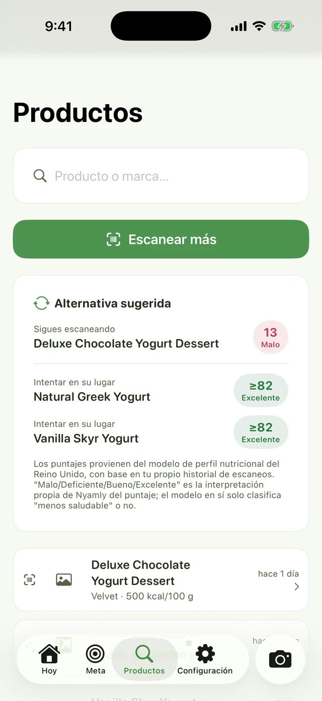 Pestaña Productos: una sugerencia de cambio que dice que sigues escaneando Deluxe Chocolate Yogurt Dessert, puntuado 13 Malo, prueba en su lugar Natural Greek Yogurt o Vanilla Skyr Yogurt, puntuado ≥82 Excelente; historial de escaneos debajo.