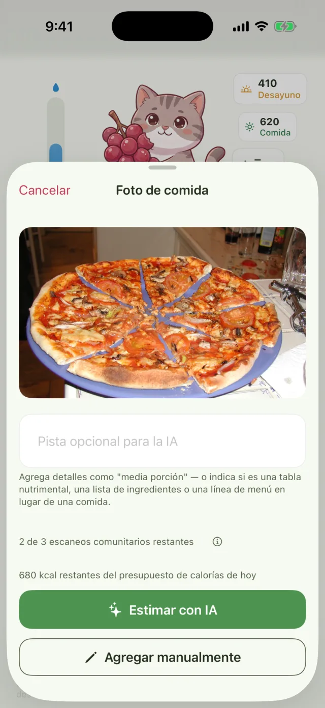 Hoja de foto de comida con una pizza, un campo de pista opcional, la nota «quedan 2 de 3 escaneos comunitarios» y un botón «Estimar con IA».