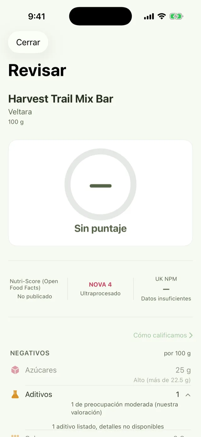 Pantalla de Verificar para un producto ficticio llamado "Harvest Trail Mix Bar": Sin puntuación; Nutri-Score (Open Food Facts): No publicado; NOVA 4 ultraprocesado; perfil nutricional del Reino Unido: Datos insuficientes.