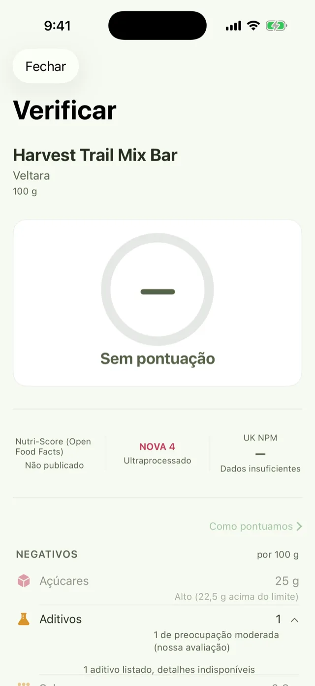 Tela Verificar de um produto fictício chamado "Harvest Trail Mix Bar": Sem pontuação; Nutri-Score (Open Food Facts): Não publicado; NOVA 4 ultraprocessado; UK NPM: Dados insuficientes.